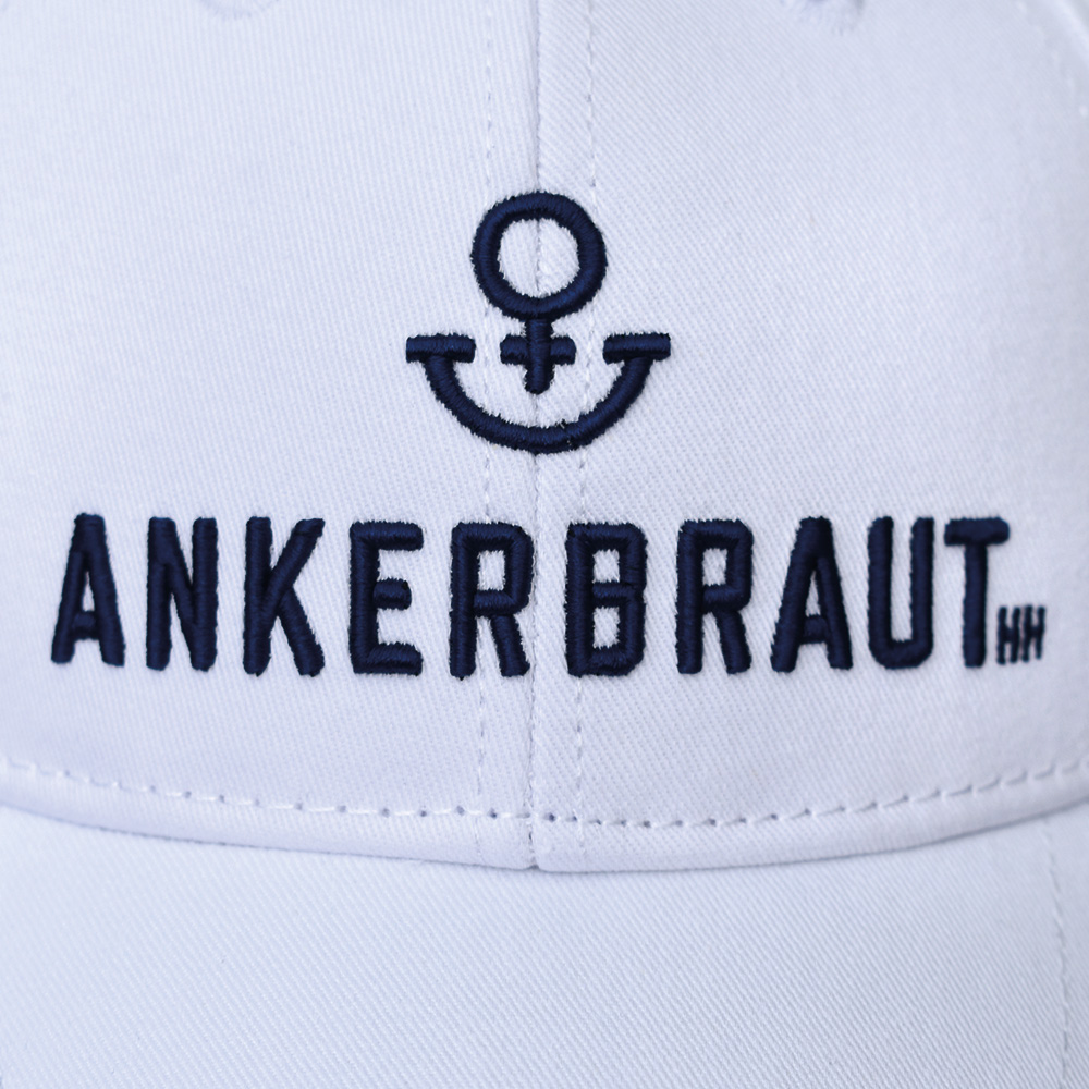 Weibliches Model mit ANKERBRAUT Cap in Weiß
