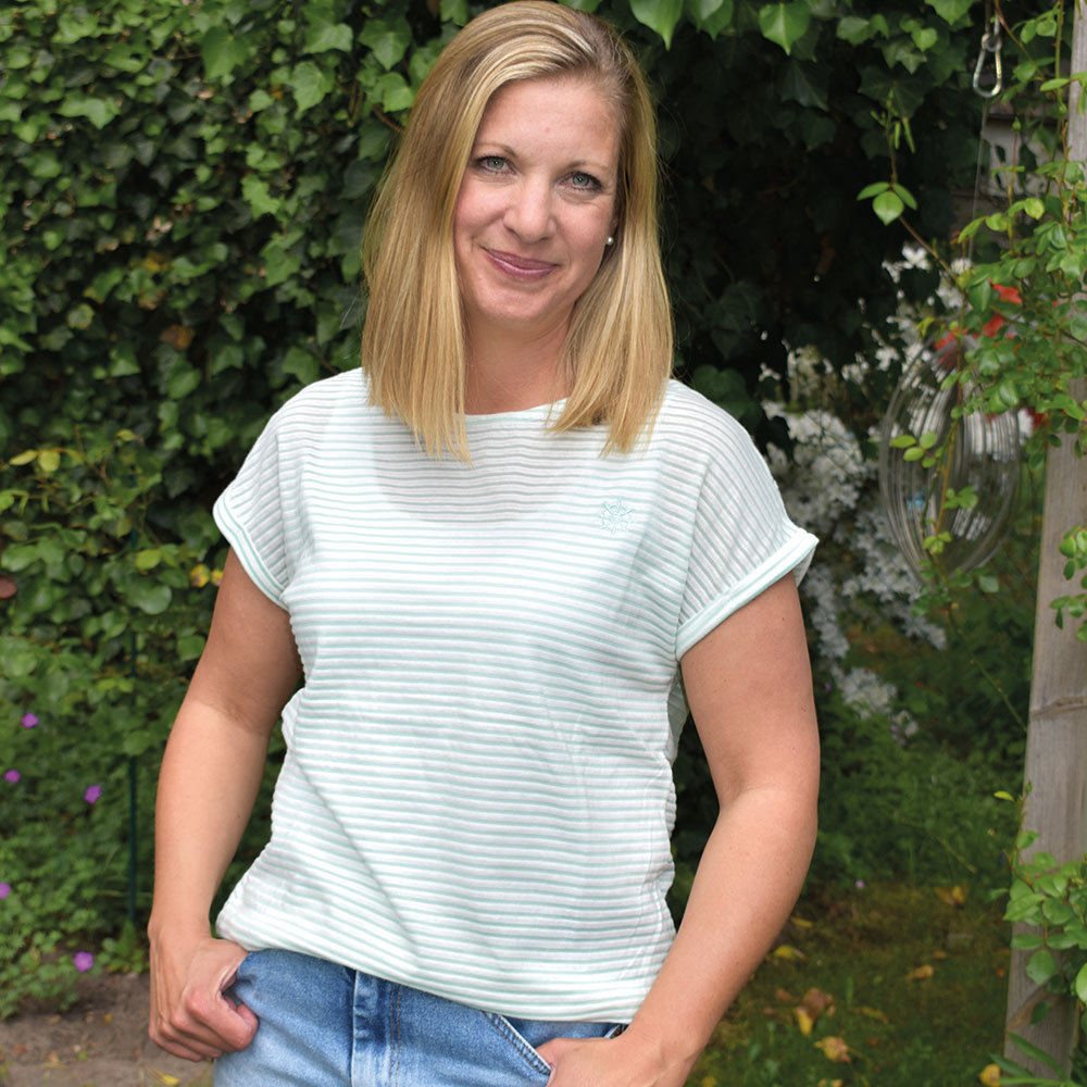 Weibliches Model mit CAMPS BAY Shirt in Mint-Weiß