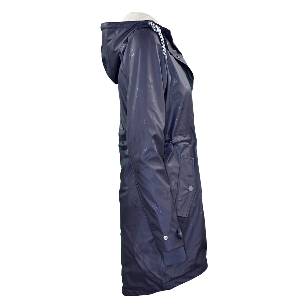 Weibliches Model mit CAMPS BAY Regenjacke in Night Sky