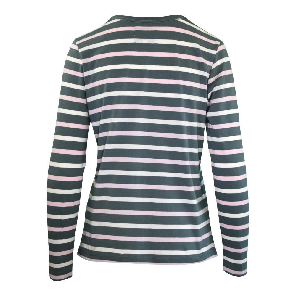 Weibliches Model mit CAMPS BAY Langarmshirt in Balsam Green - Cradle Pink - Cloud Dancer