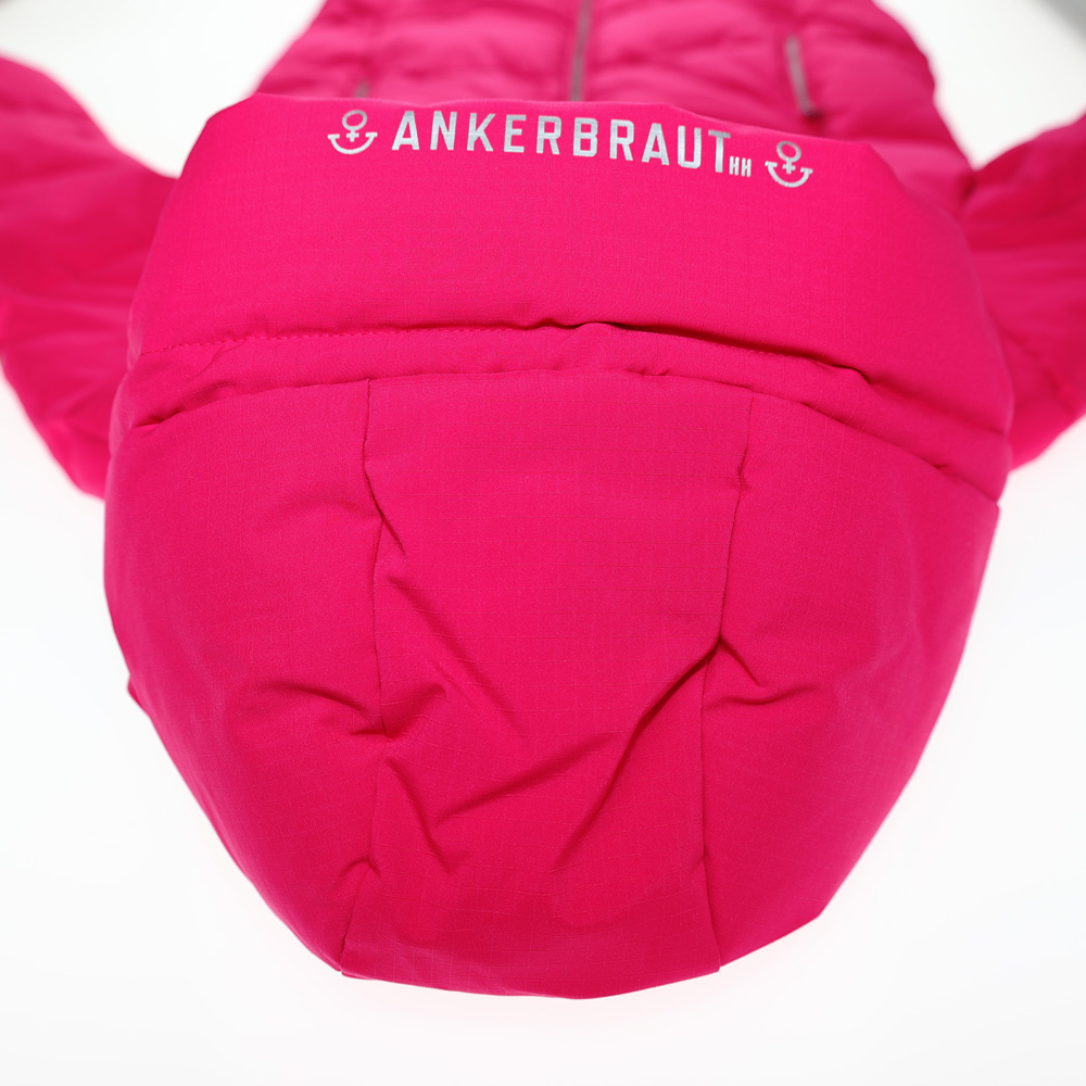 Weibliches Model mit ANKERBRAUT Langmantel in Pink