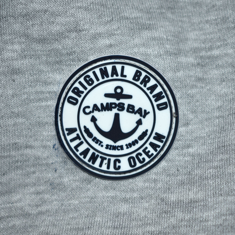 Weibliches Model mit CAMPS BAY Jacke in Night Sky
