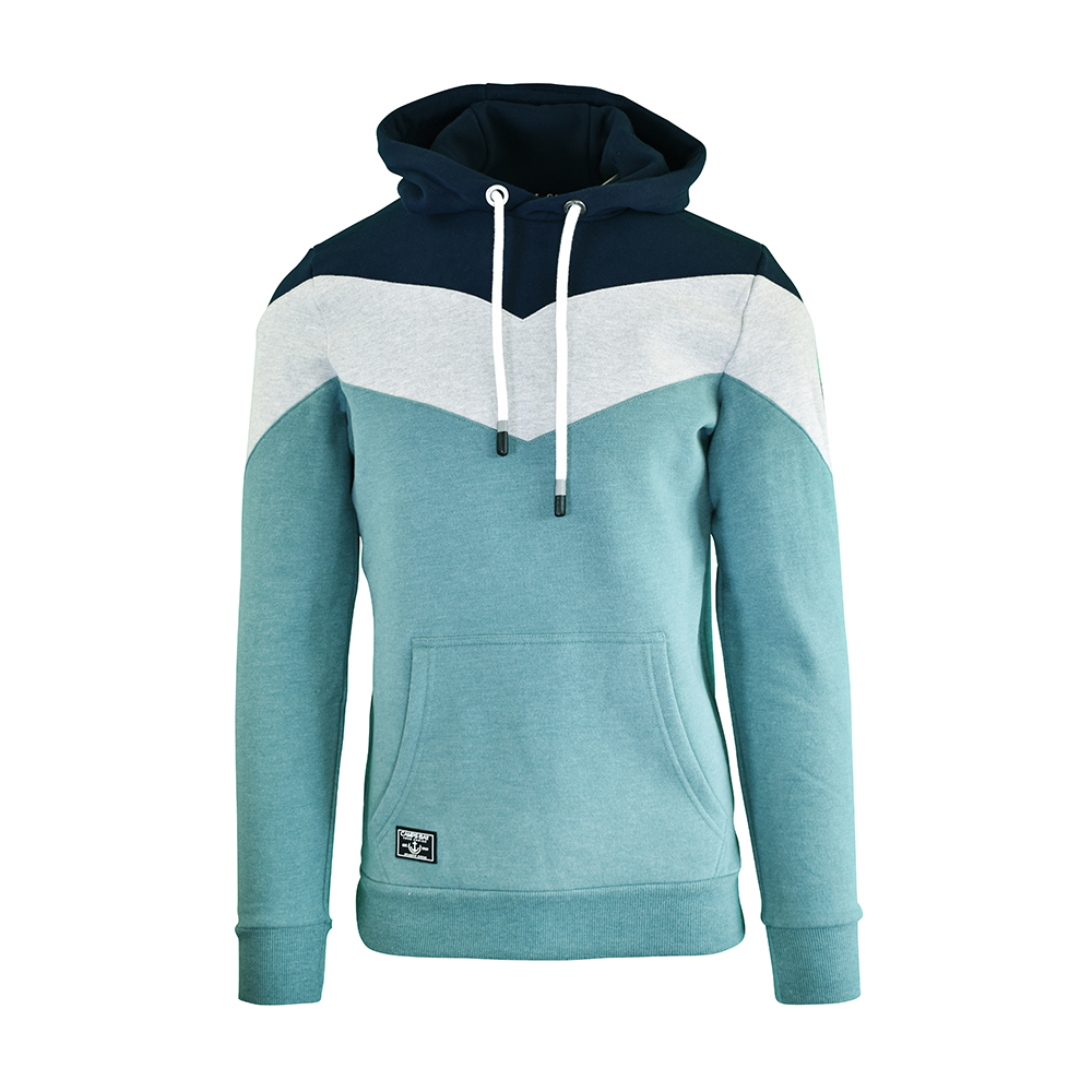 Männliches Model mit CAMPS BAY Hoodie in North Atlantic