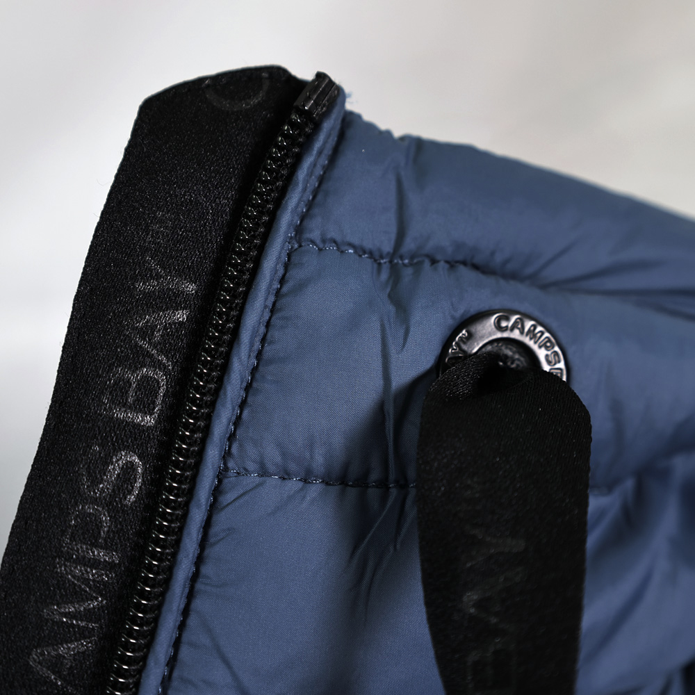 Weibliches Model mit CAMPS BAY Steppjacke in Bering Sea