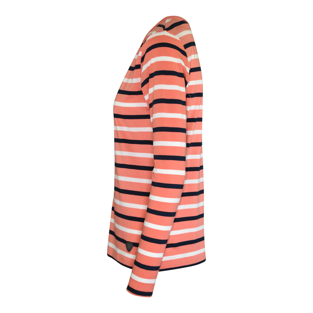 Weibliches Model mit CAMPS BAY Langarmshirt in Fusion Coral - Night Sky - Cloud Dancer