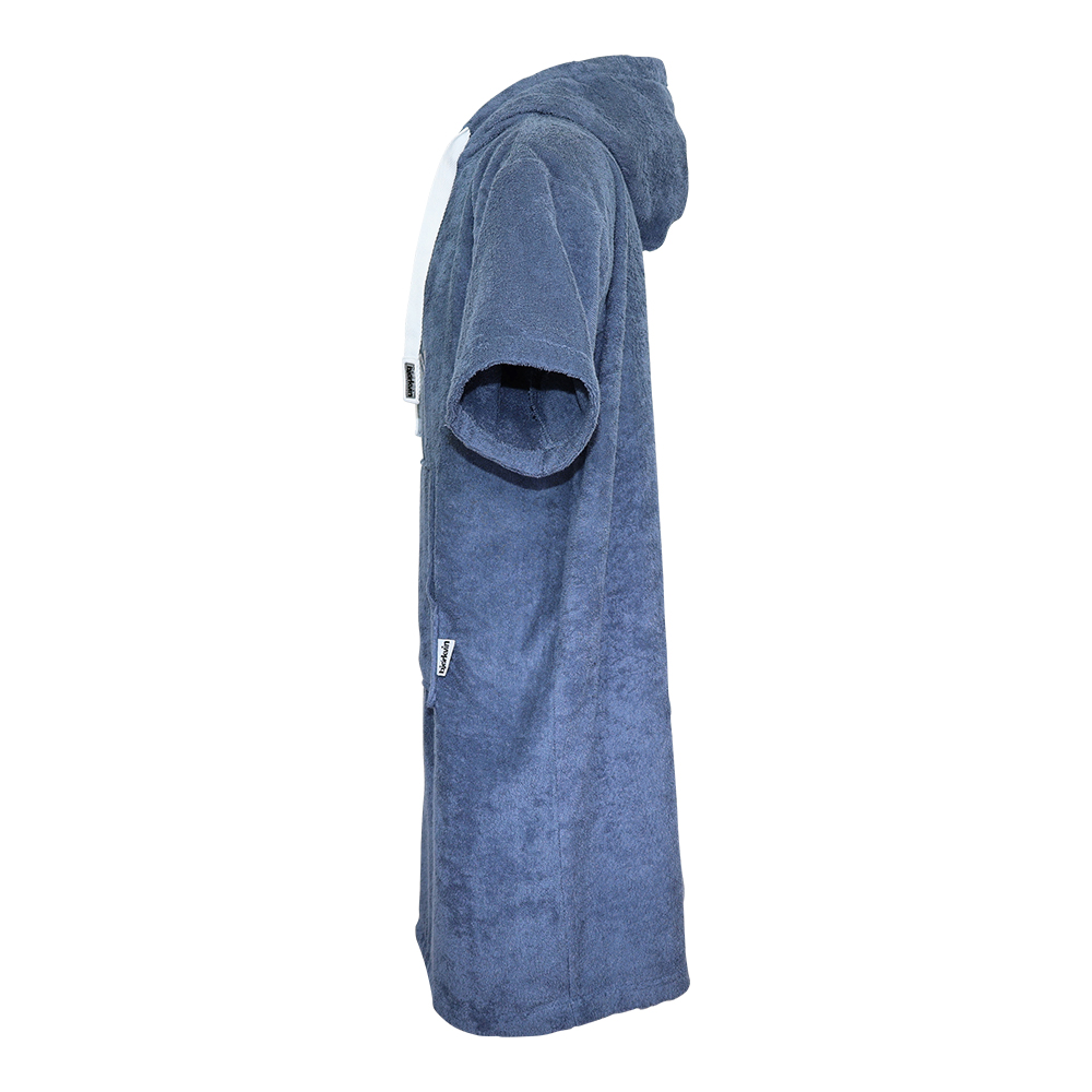 Männliches Model mit Björkvin Beach-Poncho in Grey-Blue