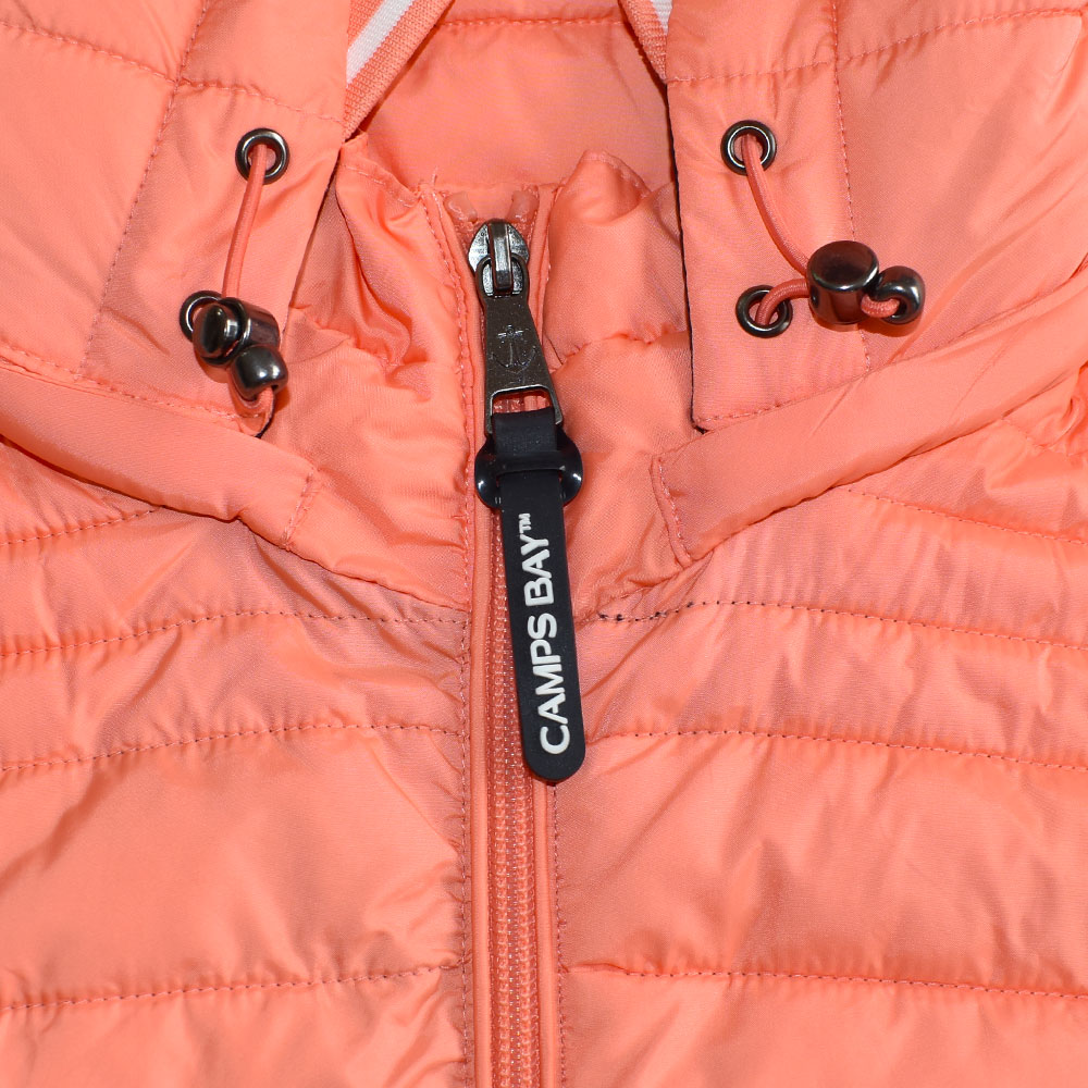 Weibliches Model mit CAMPS BAY Weste in Fusion Coral