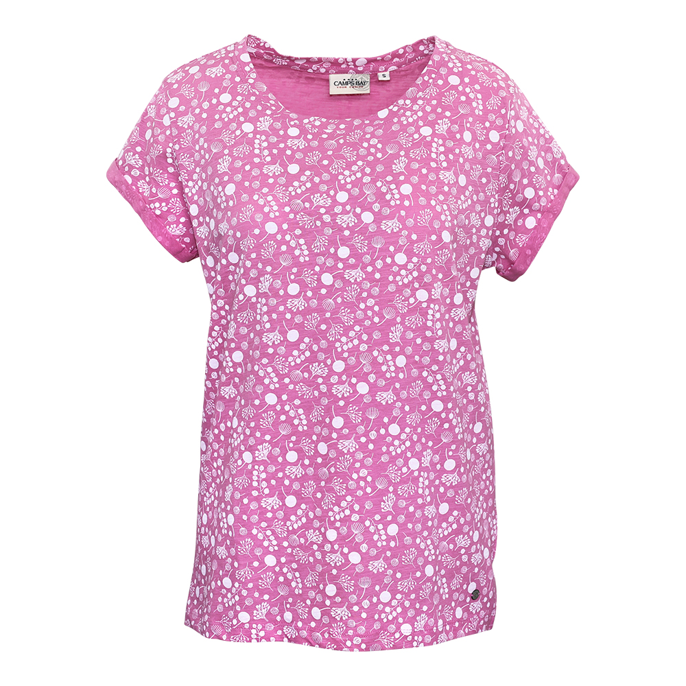 Weibliches Model mit CAMPS BAY T-Shirt in Cyclamen