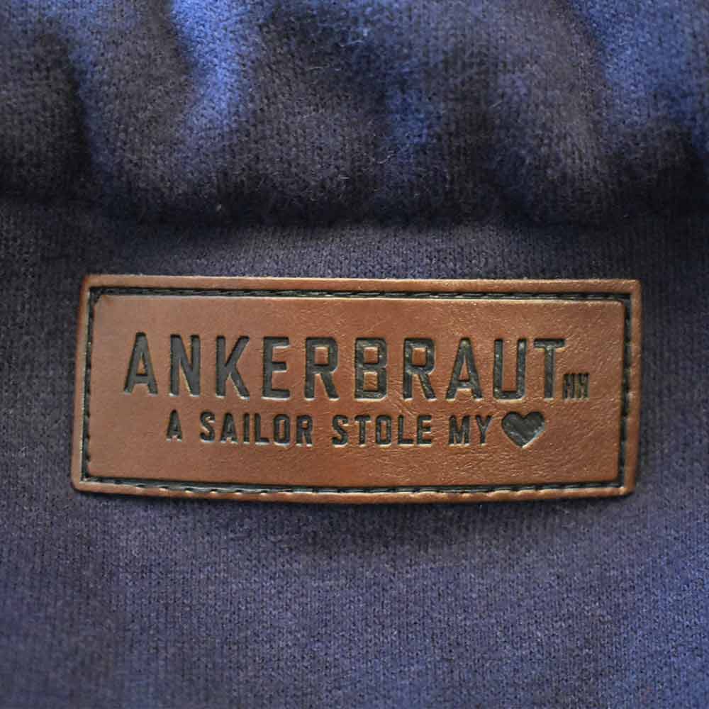 Weibliches Model mit ANKERBRAUT Long Sweatjacke in Total Eclipse Melange 