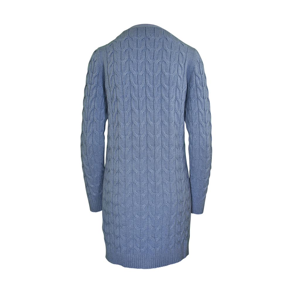 Weibliches Model mit CAMPS BAY Strickjacke in Infinity