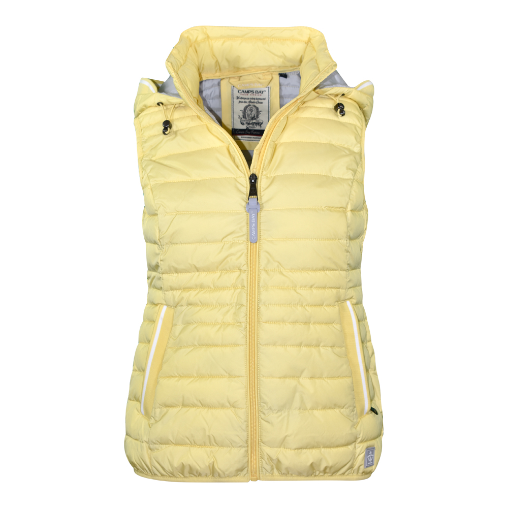 Weibliches Model mit CAMPS BAY Weste 