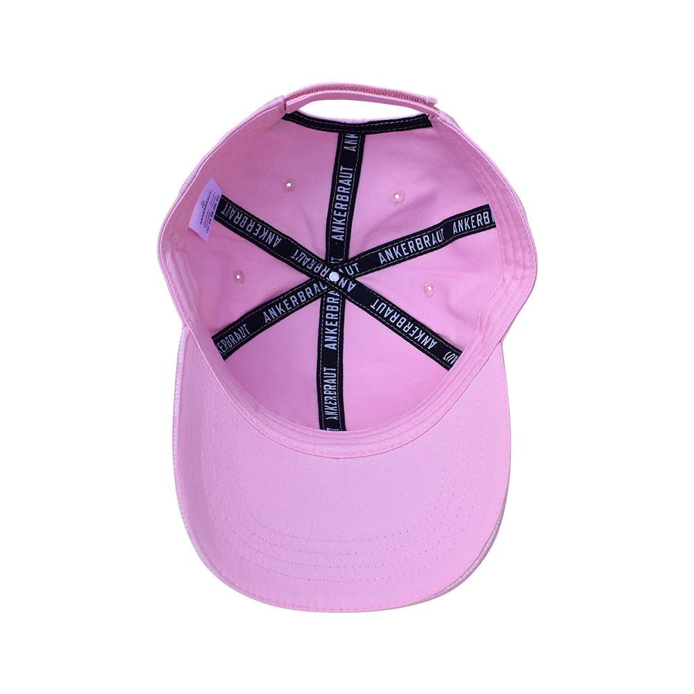 Weibliches Model mit ANKERBRAUT Cap in Pink