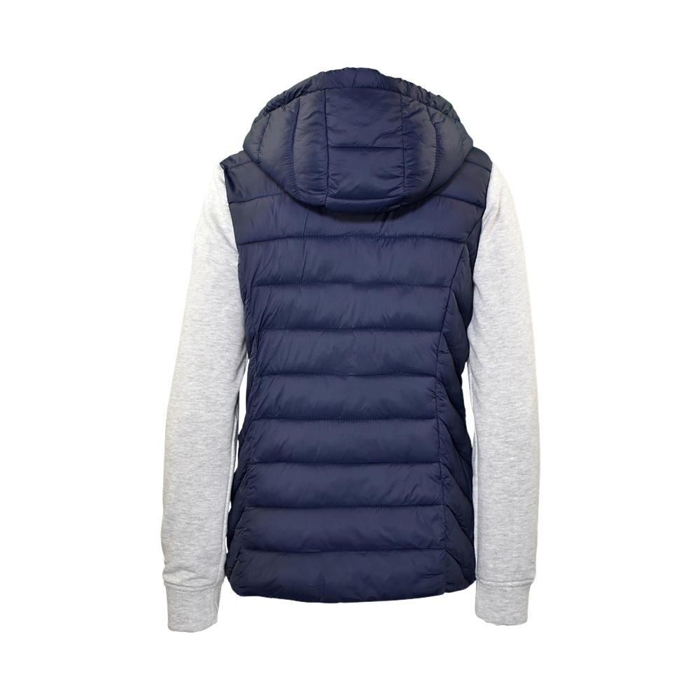 Weibliches Model mit CAMPS BAY Jacke in Night Sky