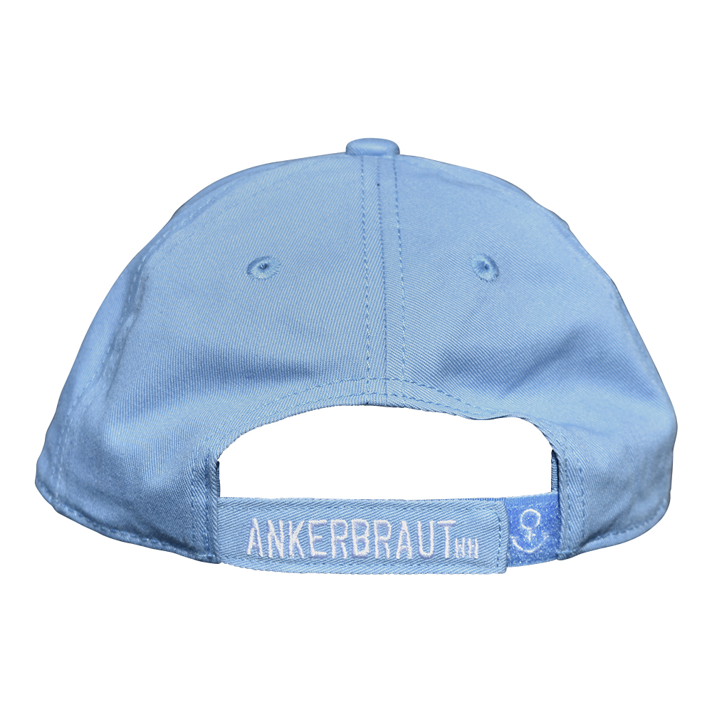 Weibliches Model mit ANKERBRAUT Cap in Sky Blue