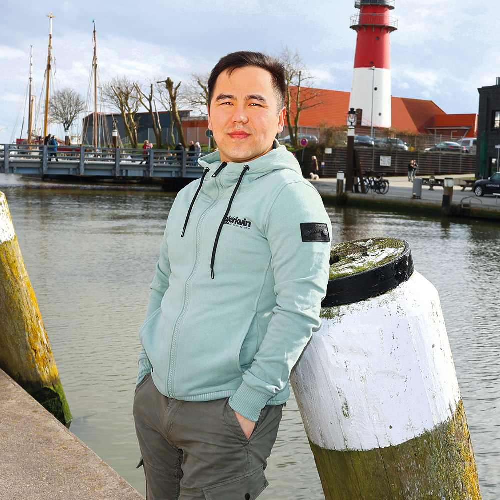 Männliches Model mit Björkvin Sweatjacke in Chinois Green