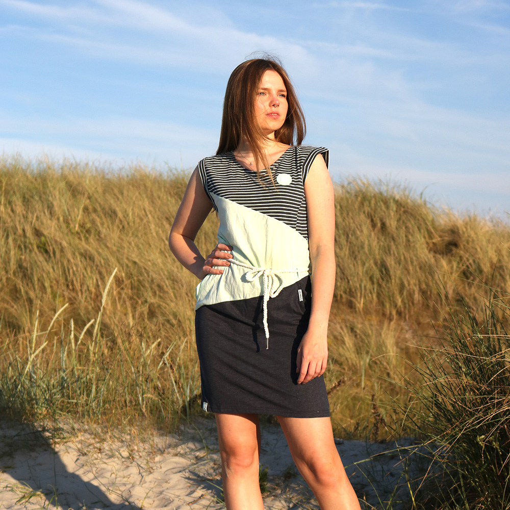 Weibliches Model mit ANKERBRAUT Jerseykleid in Honey Dew