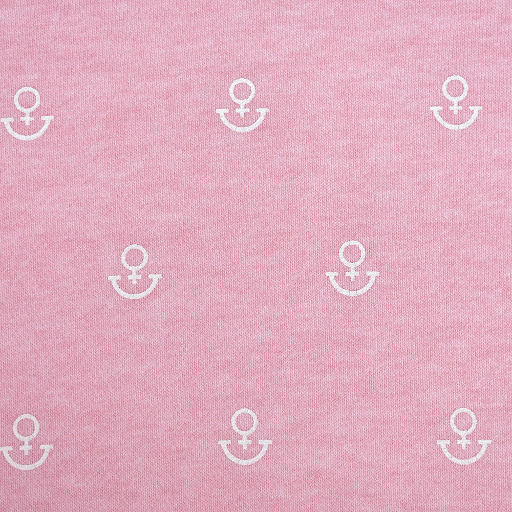 Weibliches Model mit ANKERBRAUT Hoodie in Rosa Melange