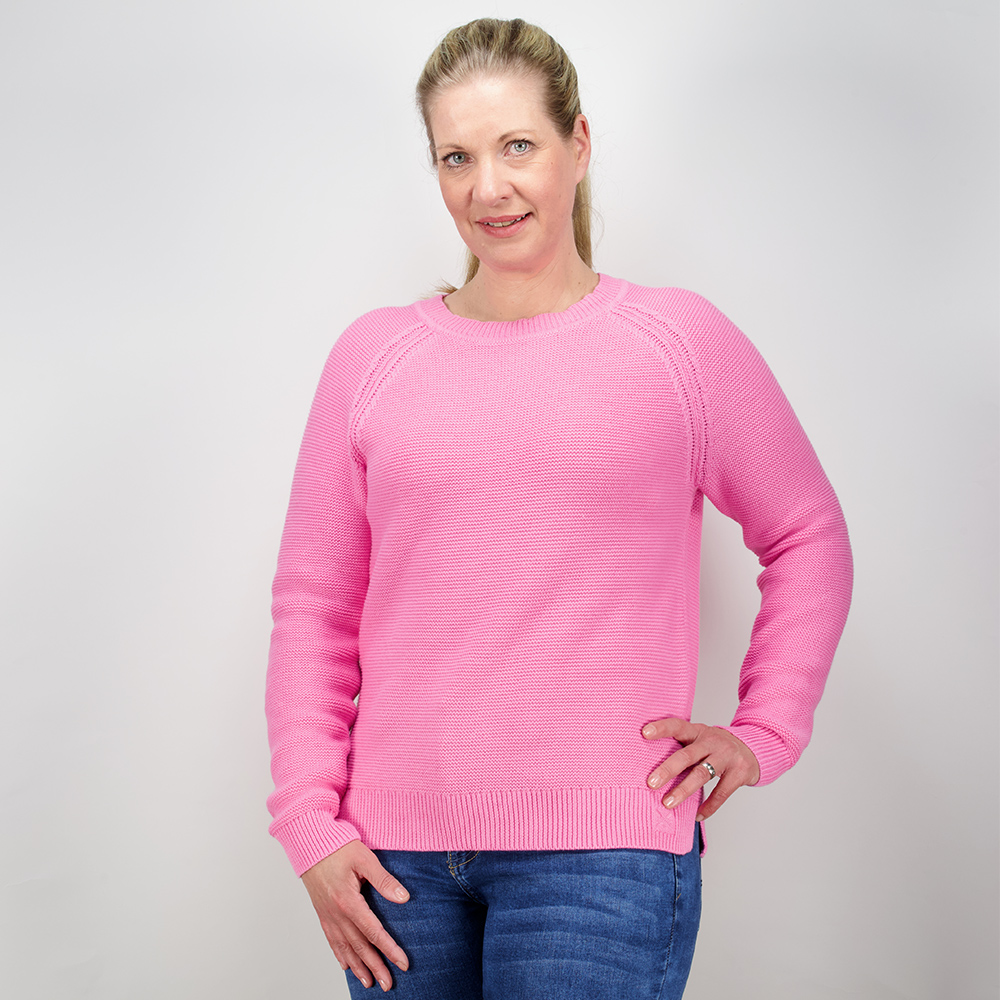 Weibliches Model mit CAMPS BAY Pullover in Pink