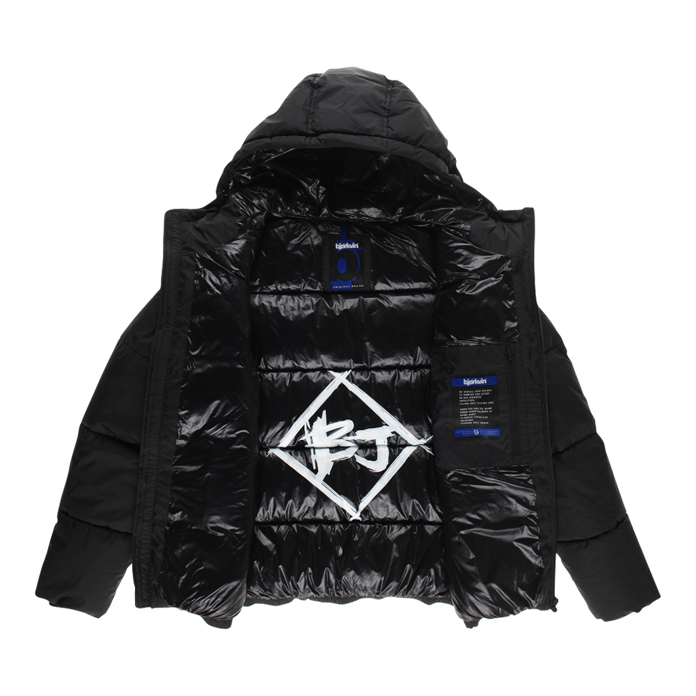 Männliches Model mit Björkvin Pufferjacket in Schwarz
