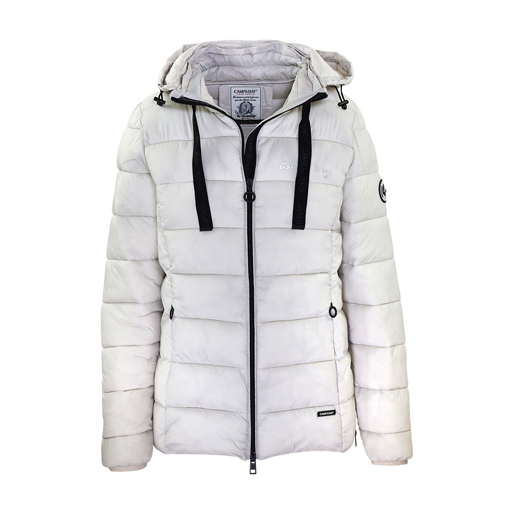 Weibliches Model mit CAMPS BAY Steppjacke in Moonbeam