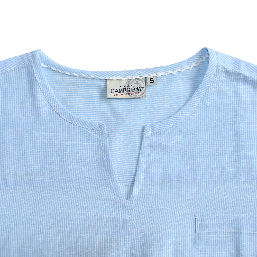 Weibliches Model mit CAMPS BAY Bluse in White-Light Blue