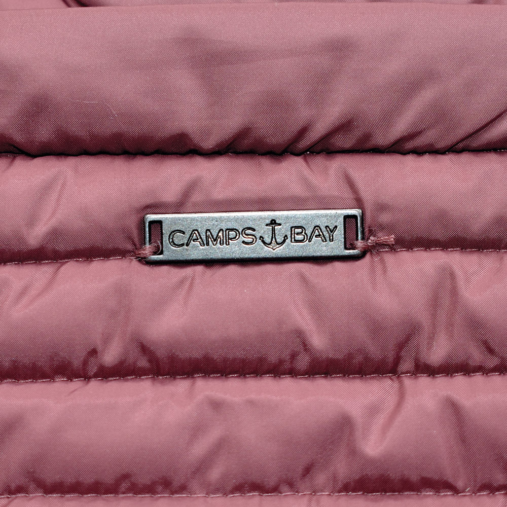 Weibliches Model mit CAMPS BAY Weste in Rose Brown