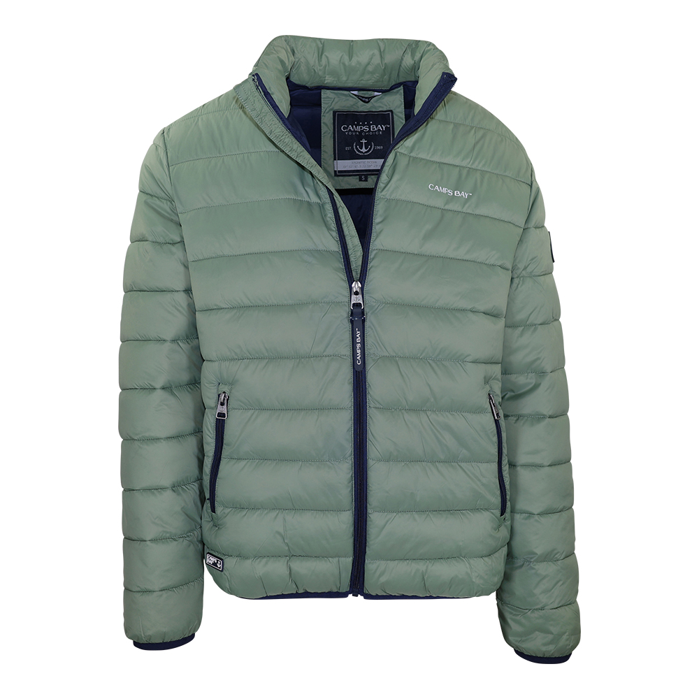 Männliches Model mit CAMPS BAY Stepp-Jacke in Sea Spray