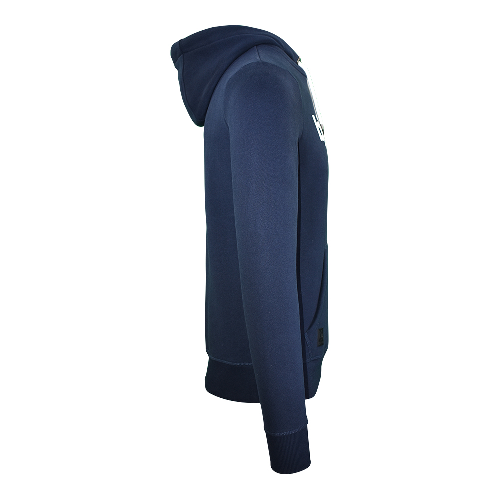 Männliches Model mit Björkvin Hoodie in Night Sky