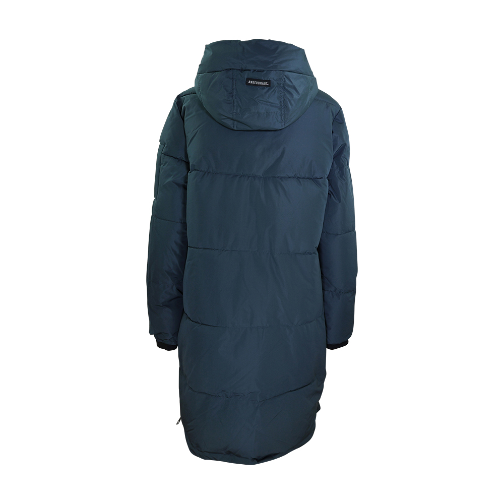 Weibliches Model mit ANKERBRAUT Puffer Jacket in Dark Slate