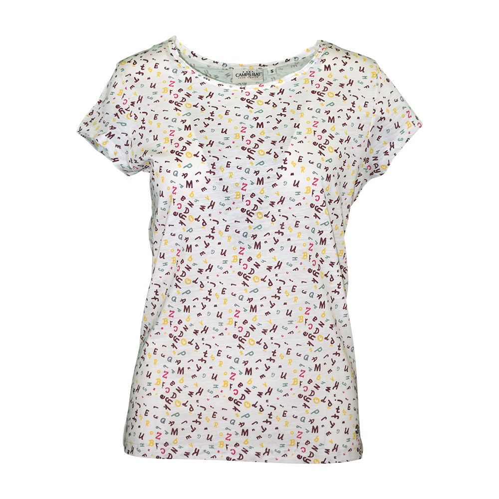 Weibliches Model mit CAMPS BAY T-Shirt in Cloud Dancer Offwhite