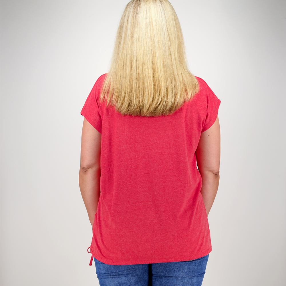 Weibliches Model mit CAMPS BAY T-Shirt in Savvy Red Melange