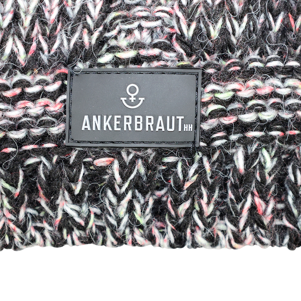 Weibliches Model mit ANKERBRAUT Mütze in Black