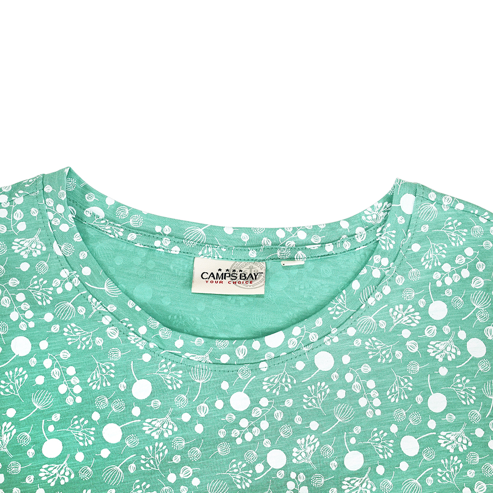 Weibliches Model mit CAMPS BAY T-Shirt in Dusty Jade Green