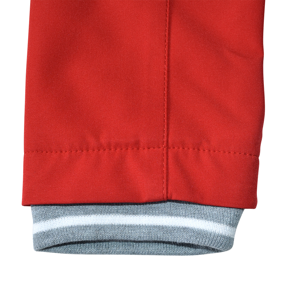 Weibliches Model mit CAMPS BAY Jacke in True Red