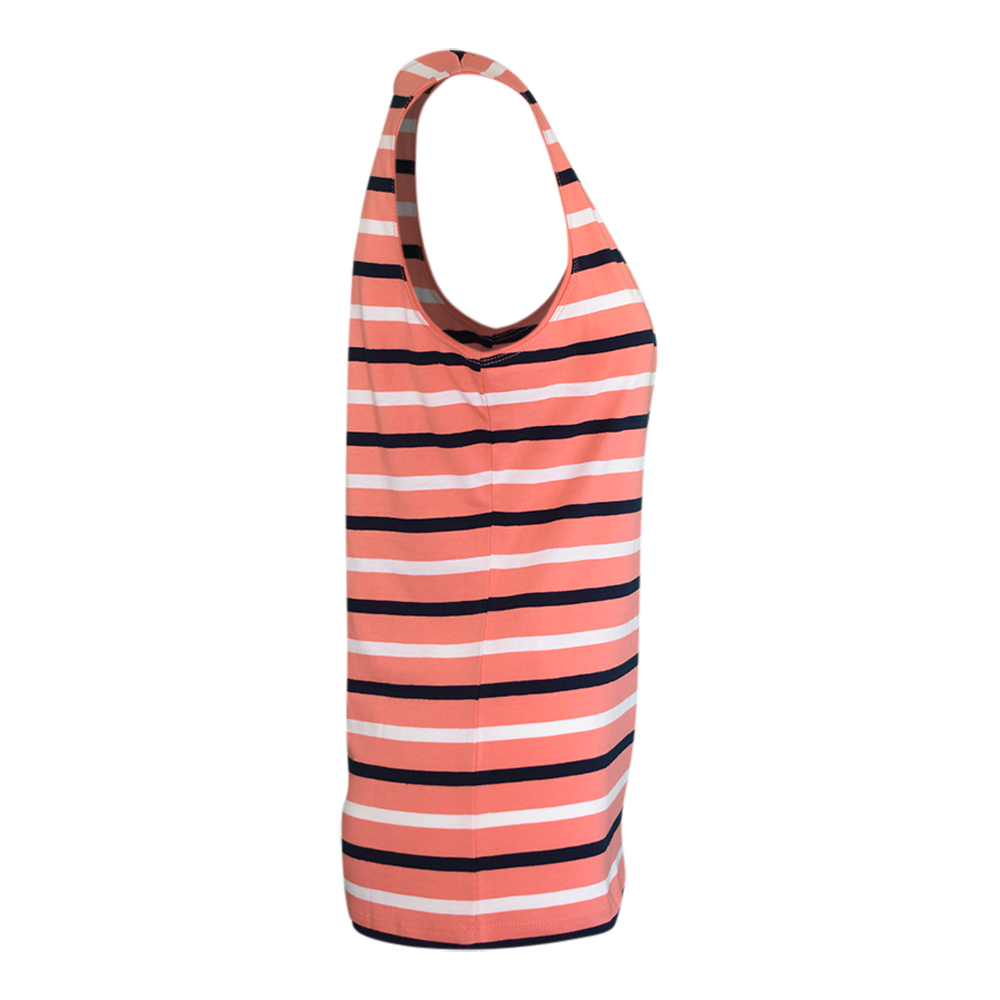 Weibliches Model mit CAMPS BAY Top in Fusion Coral-Night Sky
