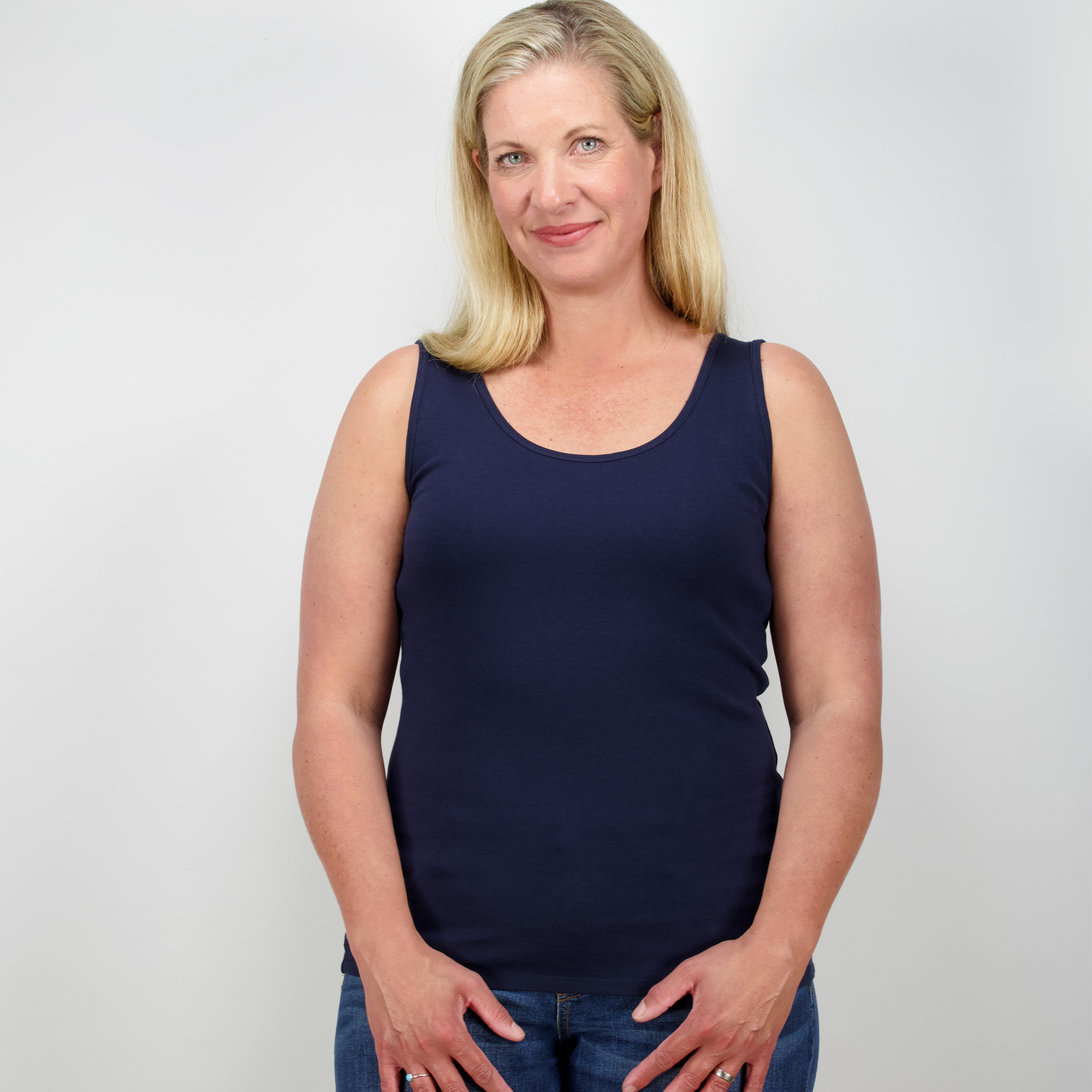 Weibliches Model mit CAMPS  BAY Top in Night Sky