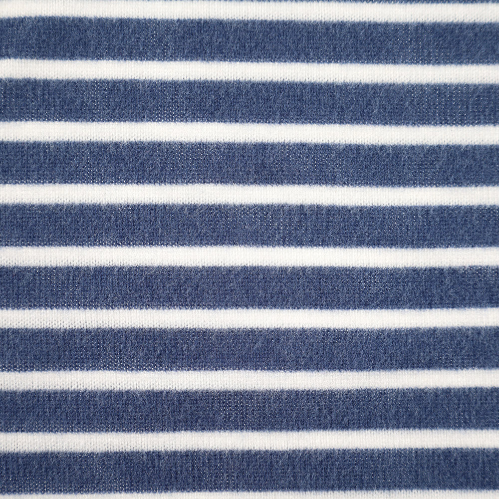 Weibliches Model mit CAMPS BAY Shirt in Blue Shadow Stripe
