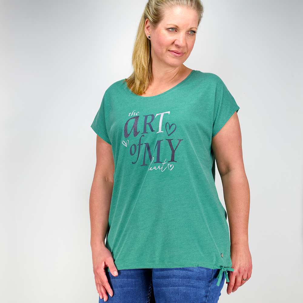 Weibliches Model mit CAMPS BAY T-Shirt in Evergreen Melange