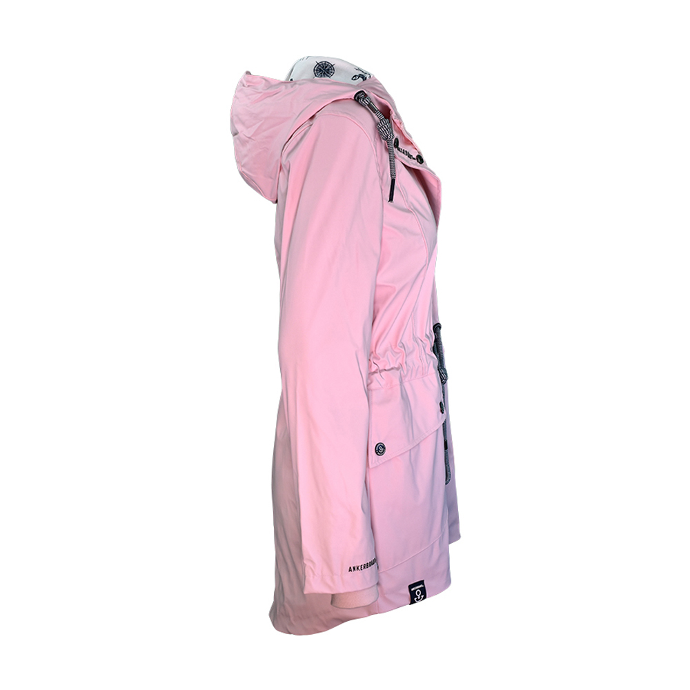 Weibliches Model mit ANKERBRAUT Wetterjacke in Potpourri-Rose