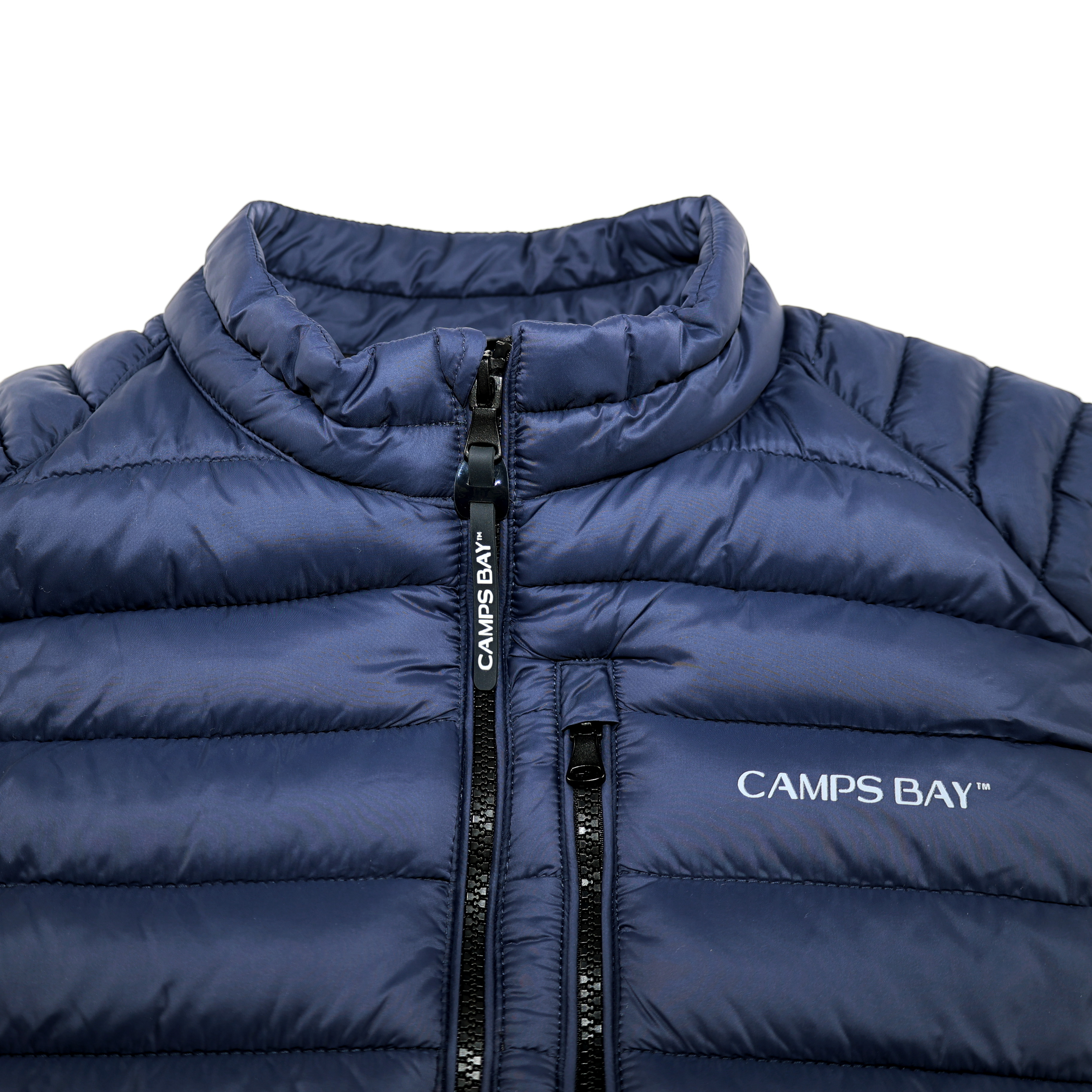 Männliches Model mit CAMPS BAY Weste in Navy