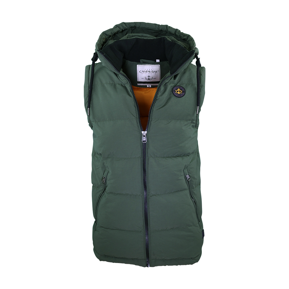 Männliches Model mit CAMPS BAY Westenjacke in Forest Night