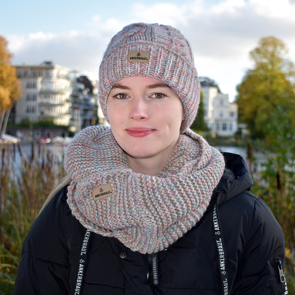 Weibliches Model mit ANKERBRAUT Loop-Schal in Taupe
