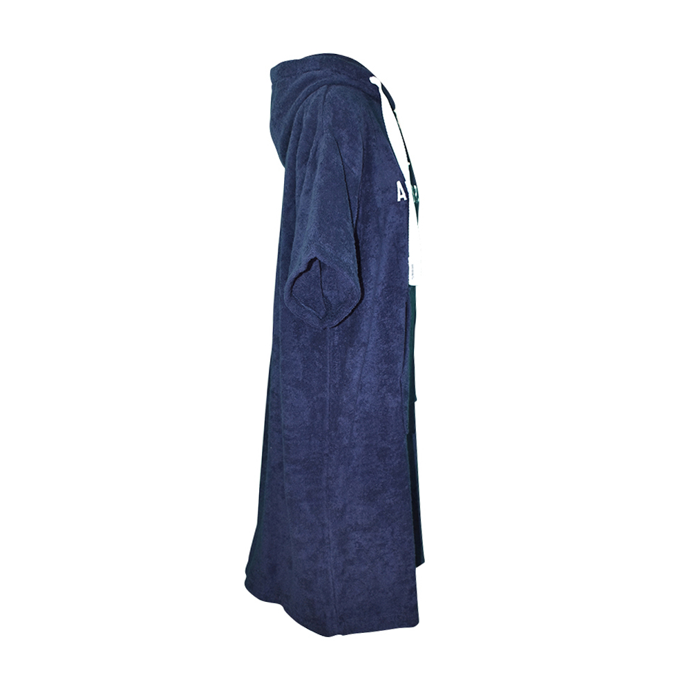 Weibliches Model mit ANKERBRAUT Strandkleid in Navy
