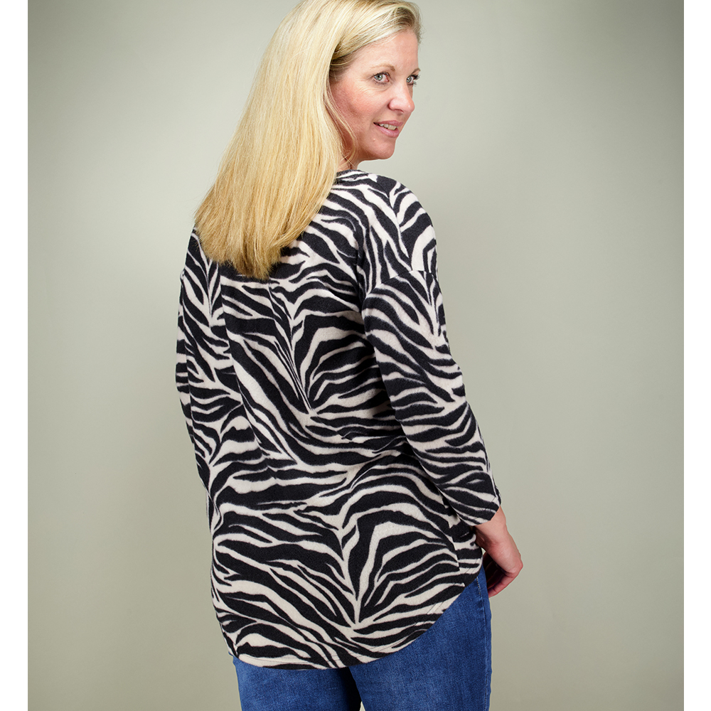 Weibliches Model mit CAMPS BAY Shirt in Beige Zebra