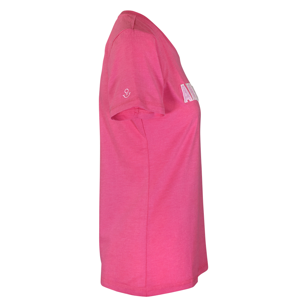 Weibliches Model mit ANKERBRAUT T-Shirt in Pink Flambé