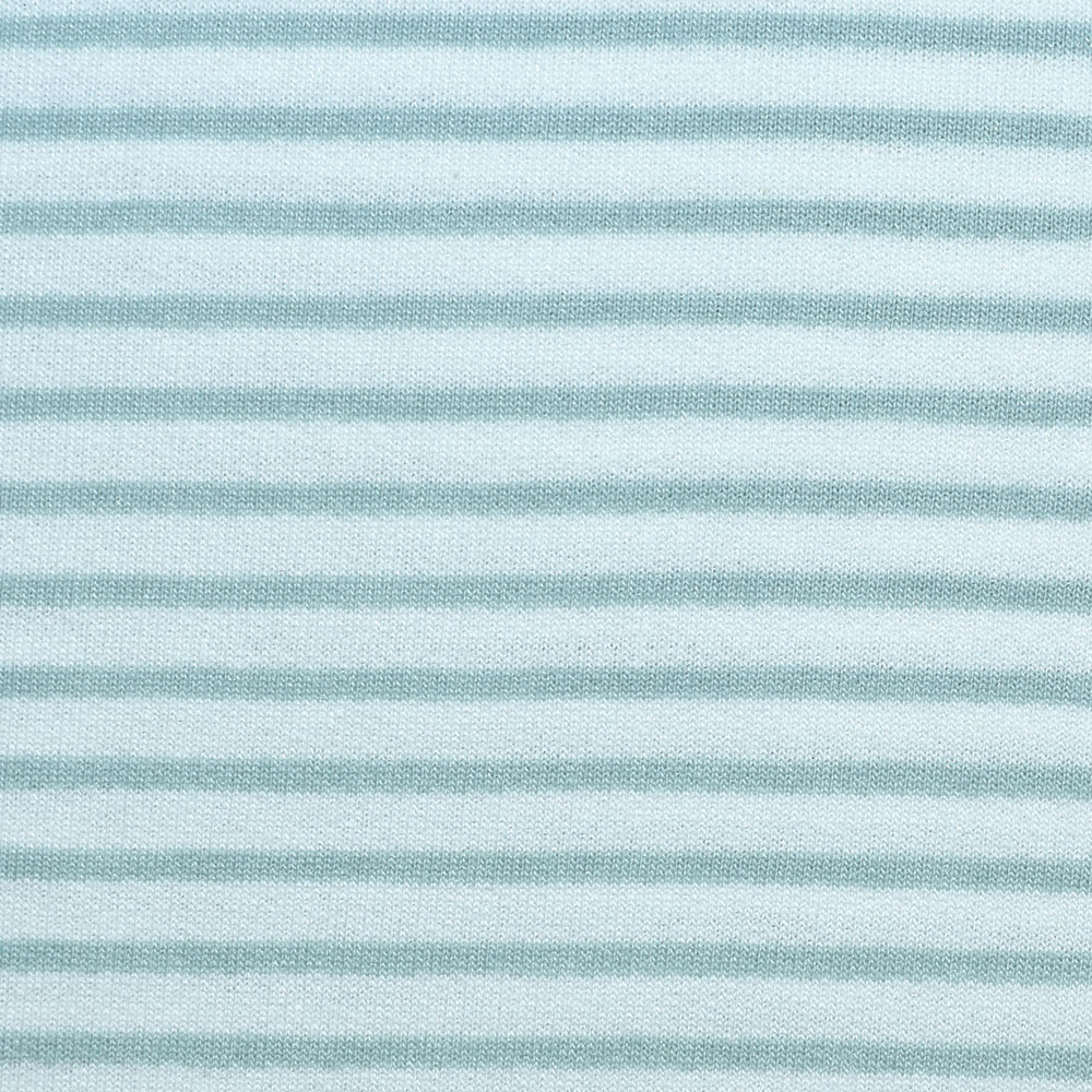 Weibliches Model mit CAMPS BAY Hoodie in Mint-Weiss