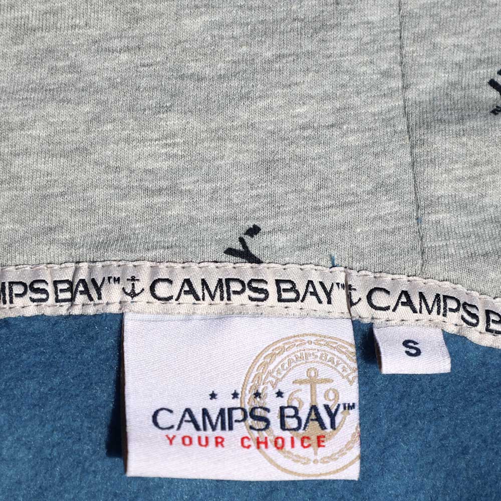 Männliches Model mit CAMPS BAY Hoodie in Stellar