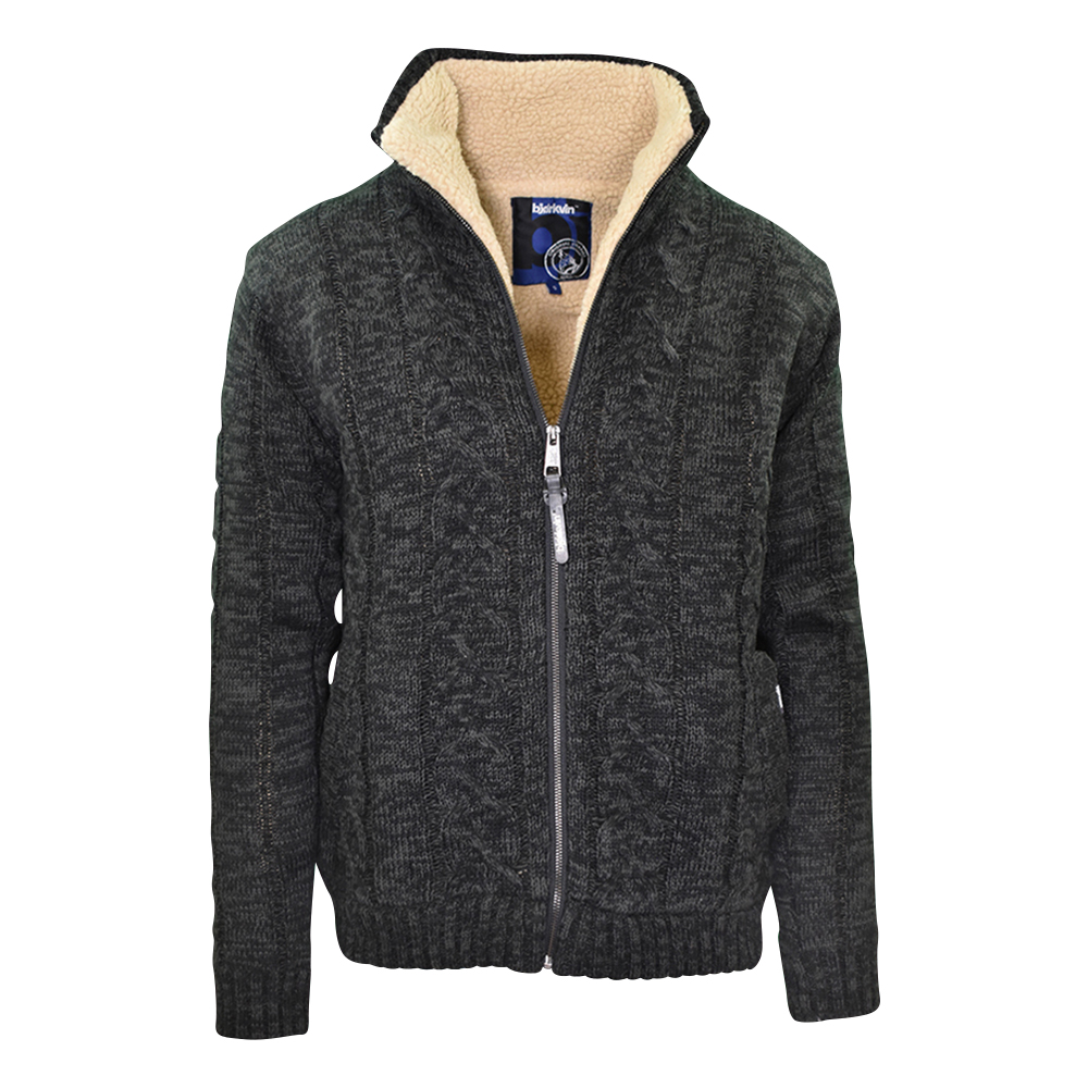 Männliches Model mit Björkvin Outdoor-Strickjacke in Anthrazit