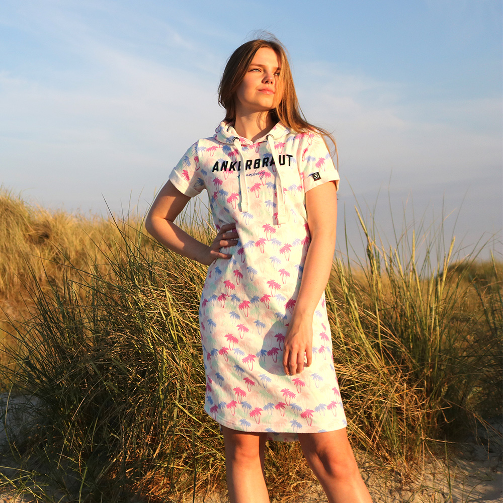 Weibliches Model mit ANKERBRAUT Strandkleid 