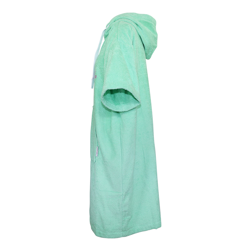 Weibliches Model mit ANKERBRAUT Beach-Poncho in Green